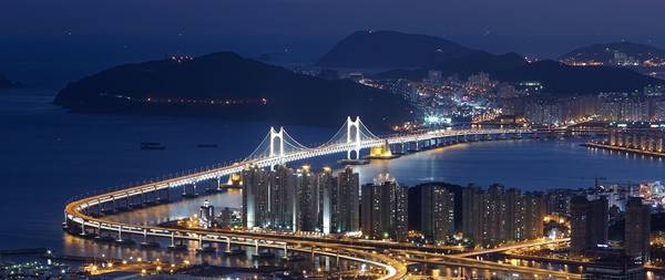 Busan, Hàn Quốc: Thành phố lớn thứ 2 Hàn Quốc có tất cả những gì bạn cần, từ bãi biển cát trắng, những cửa hàng thời trang hợp mốt, spa truyền thống tới các quán ăn địa phương hấp dẫn. Đừng quên thử đồ nướng kiểu Busan và món sashimi tươi rói ở chợ cá Jagalchi. Ảnh: Wallpaperscraft.