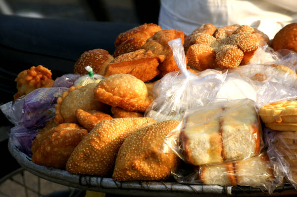 Bánh tiêu, bánh bò, bánh bông lan, bánh quai vạc là những món điểm tâm được bày bán nhiều nhất tại các con phố ở Sài Gòn. Giá trung bình mỗi chiếc bánh chỉ từ 3.000 đồng đến 5.000 đồng.
