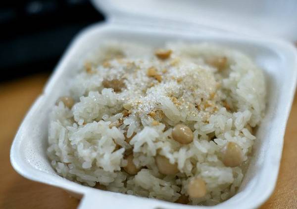 Xôi đậu phộng (xôi lạc) ở miền Nam ăn kèm với muối đậu. Giá mỗi gói như thế này cũng chỉ 5.000 đồng.