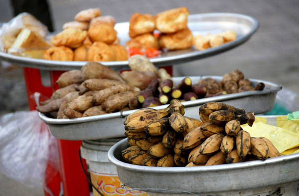 Chuối luộc và các loại khoai luộc được bán theo số lượng nhiều hay ít tùy người mua. Món điểm tâm bình dân này cũng khoảng 5.000 đồng.