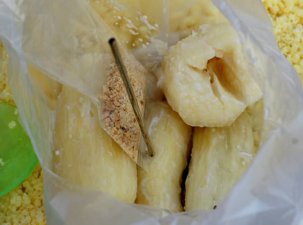 Khoai mì om nước dừa ăn với đậu phộng giã nhuyễn trộn đường và muối là món ăn ưa thích của rất nhiều người.