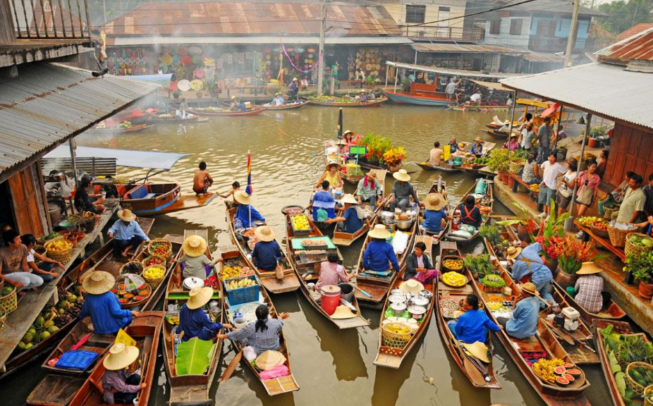 Bên cạnh các trung tâm thương mại sầm uất, những khu chợ đêm với đầy đủ mặt hàng, nhu yếu phẩm, “thiên đường mua sắm” Bangkok còn nổi tiếng với những khu chợ nổi, mà trong đó ấn tượng nhất phải nhắc đến chợ Damnoen Saduak. Ảnh: Bangkok.com