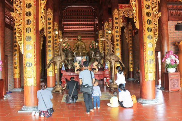 Tĩnh tọa nơi tòa sen uy nghi giữa chính điện là tượng Phật Thích Ca bằng đồng mạ vàng, cao 2 mét, nặng 3,5 tấn.