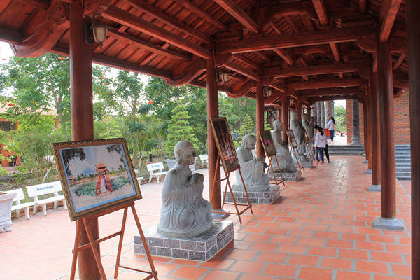 Phía sau chính điện có khu trưng bày các tác phẩm ảnh nghệ thuật đẹp về Thiền Viện.