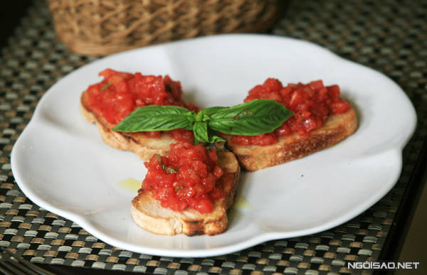 Món khai vị Bruschetta với bánh mỳ thái lát và sốt cà chua với dầu olive. Ảnh: Lê Bích