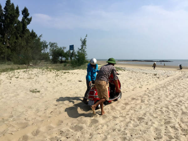 Mắc kẹt trong cát trên đường ra Cồn Mang - Ảnh: Thủy Trần
