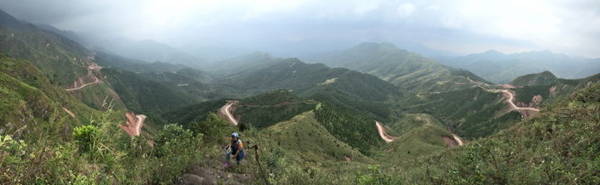 Đường tuần tra biên giới Bình Liêu (Hoành Mô, Quảng Ninh) nhìn từ đường lên mốc giới 1305 - Ảnh: Giang Nguyên