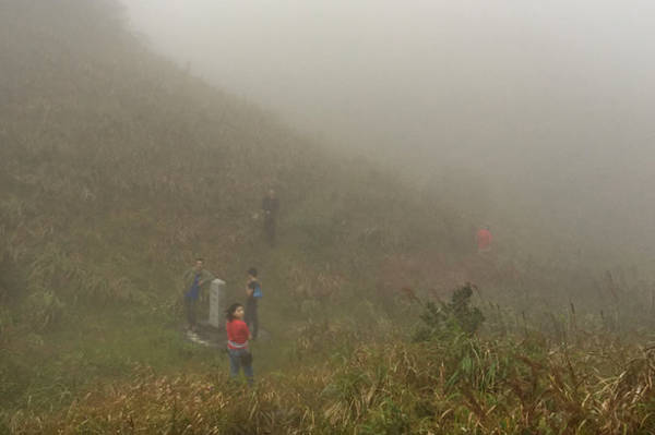 Mốc giới 1305 nằm giữa hai sườn núi chìm ngập trong mây mù - Ảnh: Thủy Trần