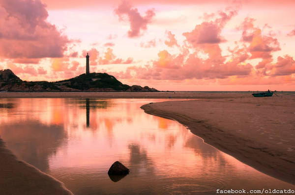 Ngọn hải đăng sừng sững giữa trời, soi bóng xuống những vũng nước trên bờ cát tạo nên một hình ảnh tuyệt đẹp. Ảnh: Già Mèo