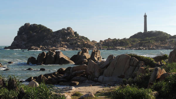 Từ bờ biển nhìn ra Hải đăng có rất nhiều khối đá lớn với đủ các hình thù lạ mắt. Ảnh: My South Vietnam
