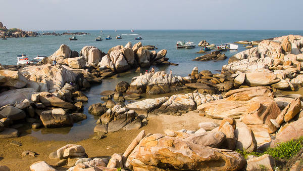 Nếu Phan Thiết nổi tiếng với những bãi biển đẹp, cát dài trắng mịn thì Mũi Kê Gà lại có thêm những khối đá kỳ lạ xếp đủ hình thù khơi dậy trí tò mò cho du khách. Ảnh: Việt Bách