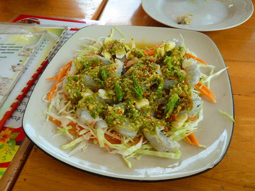 Goong Chae Nam Pla: Món ăn này được làm từ tôm tươi sống hoặc loại tôm trắng. Tôm không cần nấu chín, chỉ ướp cùng gia vị trong vài phút và thưởng thức tươi sống. Gia vị ngâm tôm gồm có nước mắm, ăn kèm bắp cải thái lát.