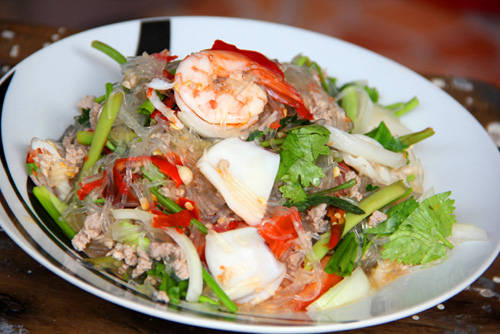Goong Ob Woon Sen: Món này xuất hiện nhiều trên các bàn tiệc cưới ở Thái Lan. Goong ob sen có nghĩa là miến tôm nướng. Miến được nấu với gừng và trộn cùng tôm nướng, thường được bày trong nồi đất sét.