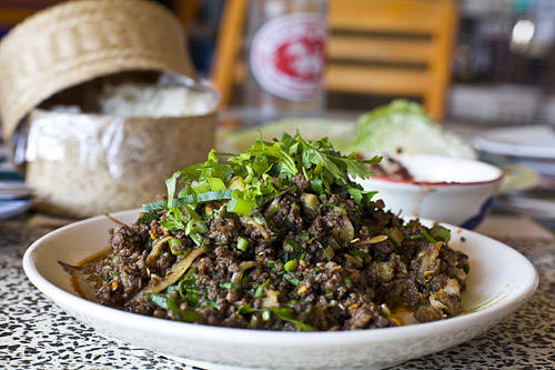 <strong>Larb Mote Daeng:</strong> Kiến đỏ và trứng của chúng được xào cùng gia vị tẩm ướp ngon miệng là một trong những món ăn ngon nhất ở Thái Lan. 