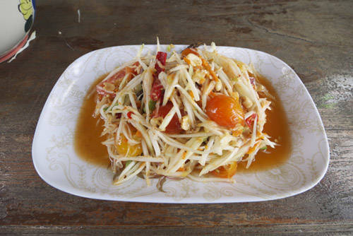 Som Tam Hoy Dong Việc dám thử món ăn có màu nước sốt đỏ như màu rưới lên loại hàu lên men lâu ngày sẽ giúp bạn khám phá hương vị độc đáo của món ăn này.