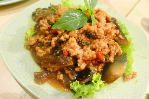 Yam Kai Yeow Maa Yam Kai Yeow Maa là món trứng vịt bắc thảo (loại trứng được để lâu ngày, chuyển sang màu đen) trộn với salad. Không phải ai cũng có thể thưởng thức vị độc đáo của loại trứng này.