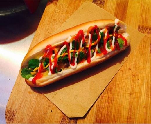  Ngoài hot dog bò băm đang “gây mưa gây gió”, ở đây cũng có hot dog truyền thống hay hot dog bò dứa, salad phục vụ sở thích khác nhau của thực khách. (Ảnh: Internet)