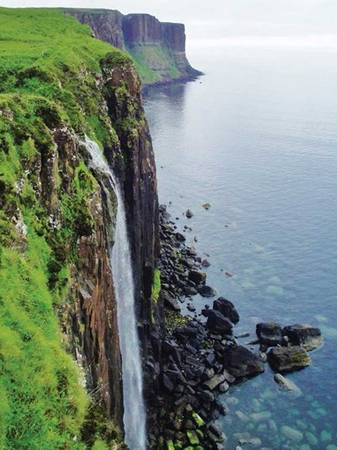 Thác Mealt chảy dọc “Chiếc váy đá” ở Isle of Skye