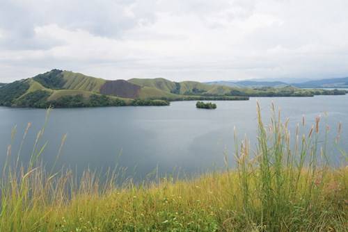  Hồ Sentani như viên ngọc bích giữa vùng núi Cycloops