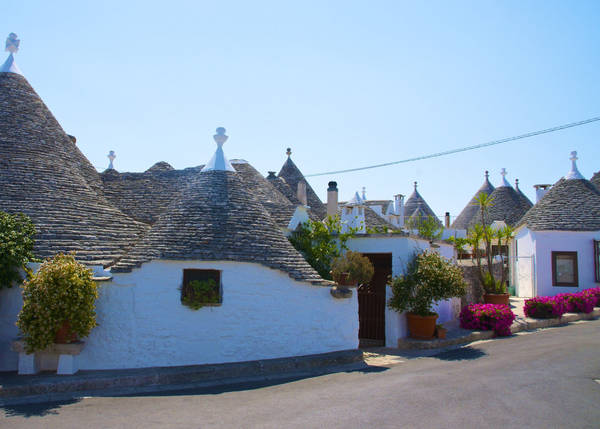 Không nhộn nhịp sầm uất như Roma, Milan hay Florence, Alberobello mang hơi thở thanh bình của vùng thôn dã với những ấn tượng đặc biệt bởi các công trình kiến trúc kì lạ. Ảnh: Ricardo Gomez A