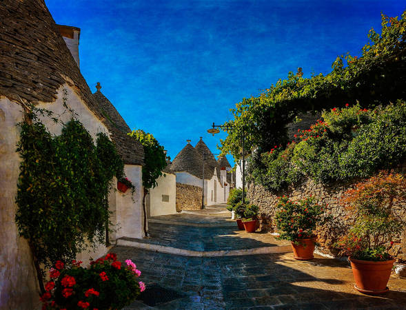 Khi đặt chân đến Alberobello, hình ảnh đầu tiên sẽ làm bạn phải trầm trồ chính là những ngôi nhà được xây mà không cần vữa: những tảng đá được chồng lên nhau. Mái nhà hình vòm, hình nón hoặc kim tự tháp và đôi khi được sơn các biểu tượng pháp thuật hay ngoại giáo, như thể ngôi nhà của các phù thủy trong câu chuyện xa xưa. Ảnh: Ricardo Gomez A