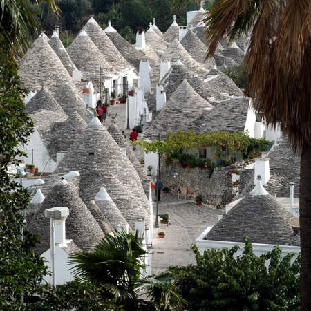 Chỉ là thị trấn với 11.000 dân nhưng Alberobello có nhiều hơn 3 bảo tàng ngoài công trình chính Territorio – nơi trưng bày mọi thứ liên quan đến cuộc sống ở thị trấn. Bảo tàng dầu ô-liu, bảo tàng rượu, bảo tàng đồ thủ công mĩ nghệ đều ẩn mình trong các ngôi nhà cổ. Ảnh: Awuethrich