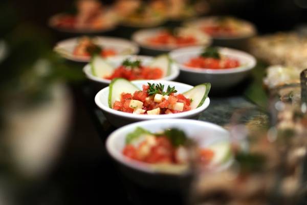 Bạn sẽ được thưởng thức nhiều món ăn địa phương và quốc tế được phục vụ ngay tại nhà hàng trên du thuyền. Ảnh: iVIVU.com