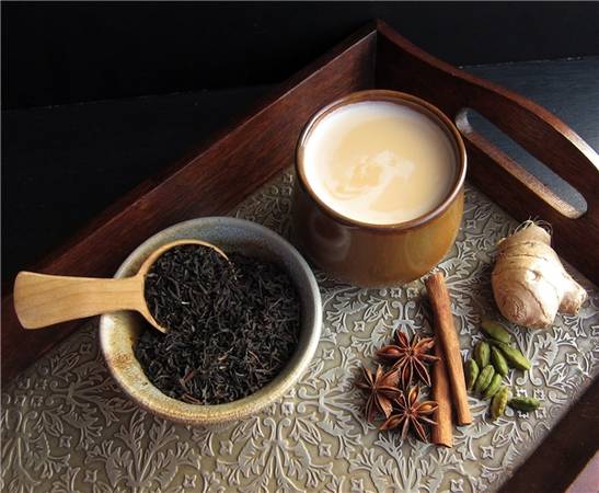 Trà Masala chai là một thức uống giải khát có mùi vị trà, được làm bằng cách ủ trà đen với hỗn hợp các loại gia vị và thảo mộc Ấn Độ. (Ảnh: Internet)