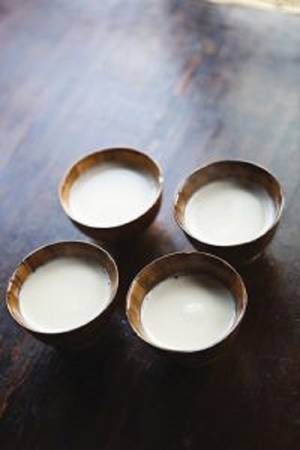 Để pha chế một cốc Suutei tsai, cần một vài nguyên liệu đơn giản như nước, sữa, trà và muối. (Ảnh: Internet)