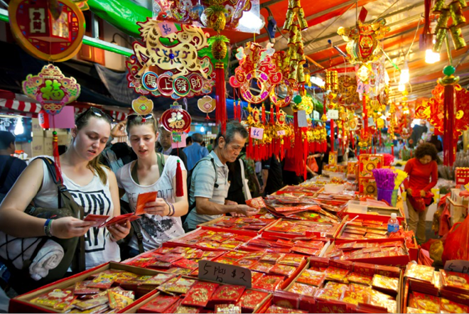 Khu Chinatown bày bán nhiều món đồ đôi may mắn để các cặp tình nhân trao tặng nhau dịp đầu năm.