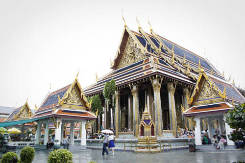 Cung điện Grand Palace: Grand Palace là cung điện Hoàng gia, điểm tiếp theo sau chùa Phật Ngọc. Chỉ riêng các sảnh lớn và một số phần trong cung điện mới được mở cửa cho du khách tham quan. Cung điện này nổi bật từ xa bởi những lớp mái cao xếp tầng được xây theo kiểu kiến trúc thời phục hưng. Đại sảnh Borom Phiman là nơi sinh hoạt của hoàng tộc, chỉ được quan sát từ bên ngoài thông qua các lan can. Một điểm khác thuộc cung điện là đại sảnh Chakri Maha Prasat để làm nơi quản lý việc kinh doanh của nhà nước. Đại sảnh này có thiết kế kết hợp của kiến trúc Thái Lan và châu Âu. Dusit Maha Prasat là khu vực có kiến trúc đẹp nhất đại diện cho thời kỳ Rattanakosin cũng là công trình hoàn toàn theo kiểu truyền thống duy nhất nằm trong cung điện.