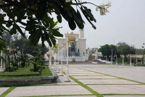 Cầu Phra Phuttha Yodfa và tượng vua Rama I: Cây cầu này từng có tên là Prathom Borom Rachanusorn, cầu tưởng niệm đầu tiên của vua, xây dựng theo phong cách cổ nằm bên bờ sông nơi nhìn được sang đền Dawn. Tới đây du khách đừng quên ghé qua tượng vua Rama I nằm ở cuối cầu. Ban đêm, cầu này trở thành một khu chợ náo nhiệt buôn bán các mặt hàng thời trang. Du khách cũng có thể dừng chân và mua tranh chân dung được ký họa ngay tại cầu.