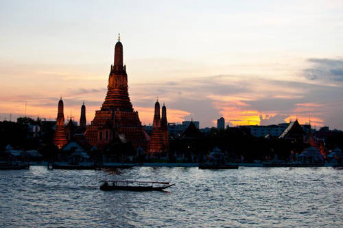 Chùa Wat Arun: Wat Arun còn có tên khác là Dawn (nghĩa là bình minh) là một ngôi chùa hoàng gia khác nằm ở bờ Thonburi thuộc sông Chaopraya. Bạn sẽ thấy ngay các tòa tháp có kiến trúc xoắn gọi là Pra Prang của chùa, chúng biểu trưng cho phong cách miền Ayutthaya. Chùa còn được trang trí bằng đồ gốm sứ Trung Quốc. Wat Arun nổi tiếng với cảnh quan và là một trong những ngôi chùa nổi tiếng bậc nhất thế giới. Từ chợ Ta Tien du khách qua sông là tới Wat Arun và Wat Pho, có thể chụp những bức ảnh hoàng hôn tuyệt đẹp.