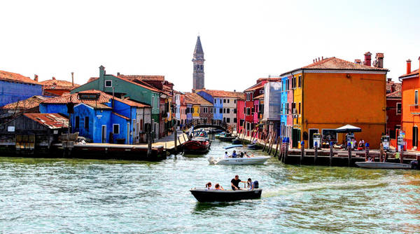 Nằm cách Venice (Ý) khoảng 7km về phía Đông Bắc, thị trấn nhỏ trên đảo Burano hiện ra duyên dáng với những ngôi nhà cổ tích mang bảy sắc cầu vồng rực rỡ, có sức cuốn hút khó cưỡng với bất cứ ai đặt chân đến. Ảnh: Franco Celant