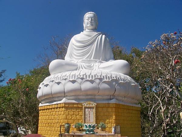 Điểm nhấn là tượng Đức Phật thành đạo cao là 11,6 m. Tượng được thi công tại chỗ, riêng phần đầu được đặt đúc tại Sài Gòn. Bên trong tượng có đặt ba viên xá lợi Phật.