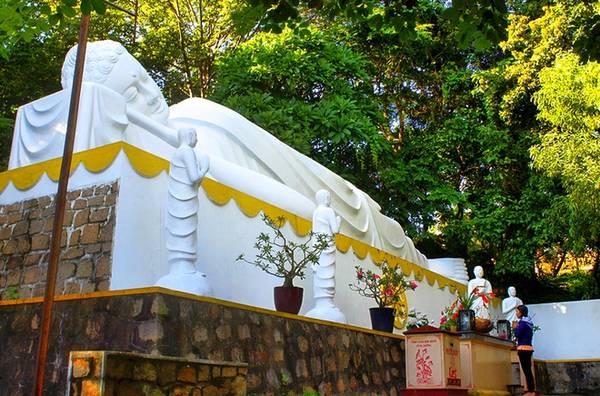 Trong quần thể tượng Phật ở nơi đây còn có tượng Phật nhập Niết bàn cao 2,4 m (tính từ vai xuống), dài 12,2 m, đặt trên một bệ xi măng cao 4,2 m. Phía trước có bốn tượng Tỳ kheo chấp tay cung kính. Phía sau có năm tượng Tỳ kheo ngồi chắp tay hướng về Đức Phật.