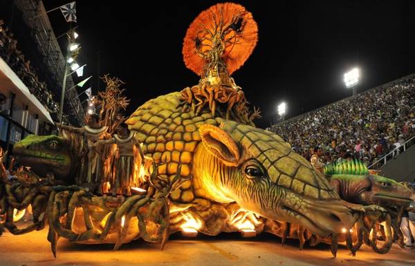 BRAZIL-CARNI Một xe giả trang kỳ quái ở lễ hội Rio - Ảnh: wp