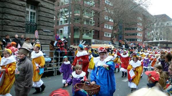 Đoàn diễu hành nam phụ lão ấu ở lễ hội Cologne - Ảnh: event-carnival