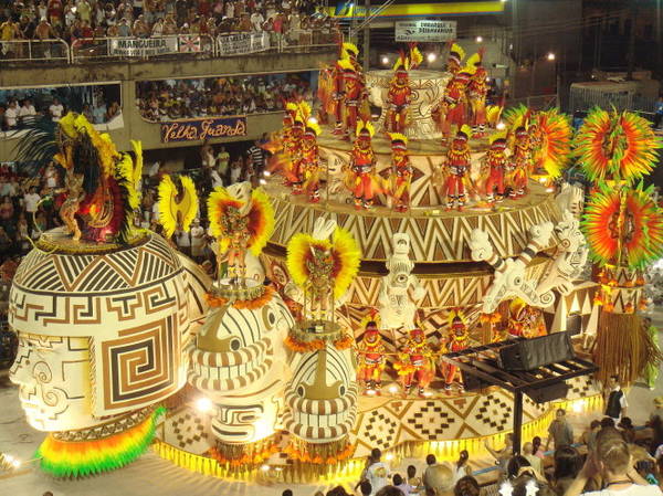 Đoàn diễu hành của trường samba GRES Mocidade tại lễ hội Rio - Ảnh: wiki