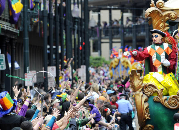 Đoàn diễu hành thảy những chiếc cốc vào đám đông tại lễ hội Mardi Gras ở New Orleans - Ảnh: wp