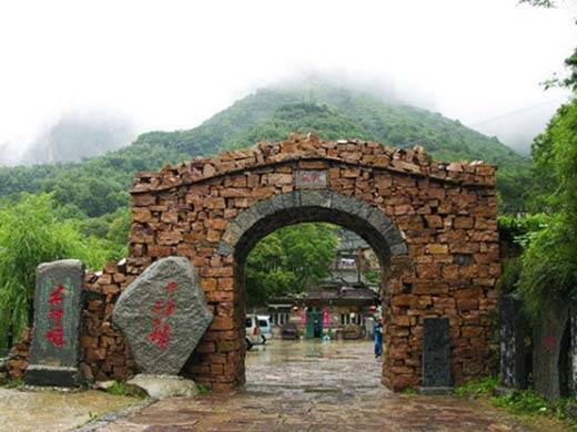 Cổng làng được làm bằng đá. (Ảnh: Internet)