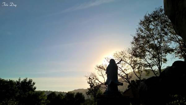 Chiều xuống, Đức Phật như đang tỏa ánh hào quang độ trì cho chúng sanh an lành. Ảnh: Tiểu Duy