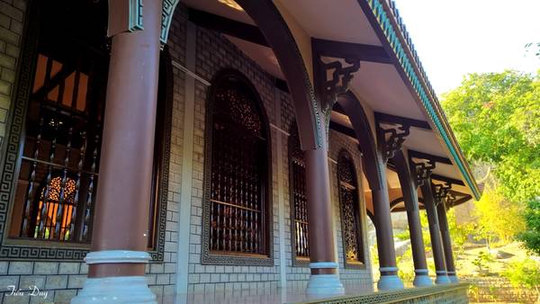 Thiền viện mang đậm kiến trúc Phật giáo Việt Nam. Dãy hành lang và các cửa sổ lớn chạy xung quanh chánh điện được thiết kế vừa tạo cảm giác rộng lớn, vừa có thể đón nhận ánh sáng, lưu thông không khí. Ảnh: Tiểu Duy