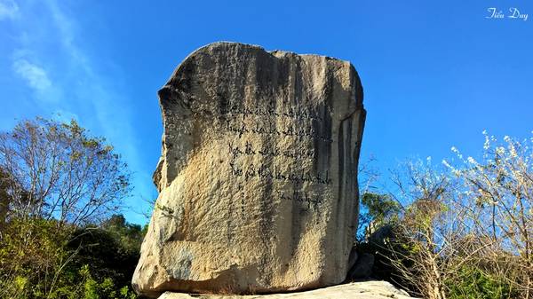 Sau lưng chánh điện là những tảng đá với nhiều hình thù thú vị. Những tảng đá được khắc chữ như những bức tranh thủy mặc khổng lồ mang đậm sắc màu Phật giáo. Ảnh: Tiểu Duy