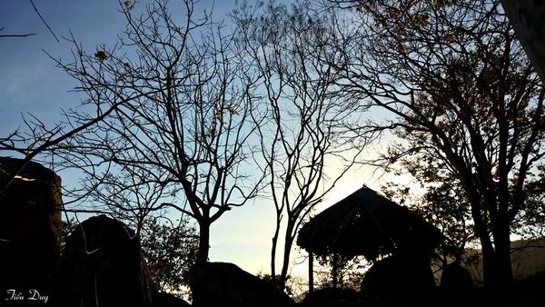 Dọc lưng chừng núi, Thiền viện dựng những chòi nhỏ để du khách có thể nghỉ ngơi khi leo núi. Đứng từ đây, bạn có thể bao quát tầm nhìn ra biển xanh mênh mông, không khí dễ chịu vô cùng. Ảnh: Tiểu Duy