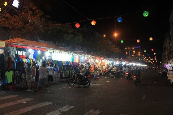 Những con phố ở Bến Ninh Kiều luôn thu hút đông du khách đến tham quan, mua sắm.