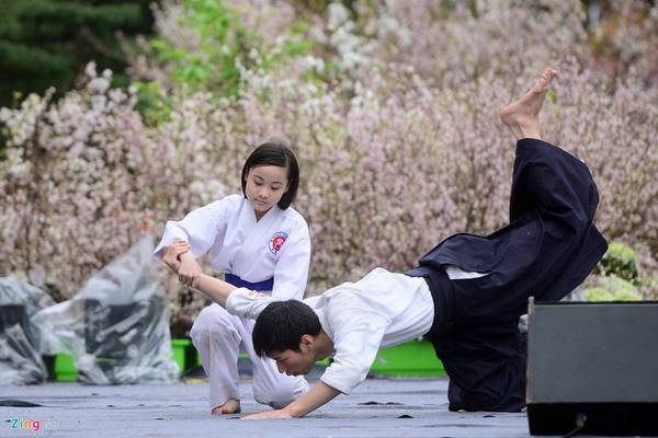 Chương trình giao lưu văn hóa Việt – Nhật còn mang đến cho du khách những tiết mục đặc sắc như màn biểu diễn võ thuật Aikido của các thành viên câu lạc bộ tại Hà Nội.
