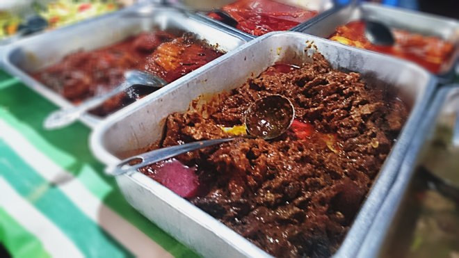 Nasi Kandar có nước sốt cà ri với gia vị cay nồng, ấm nóng. Món này ăn cùng cơm nóng và các loại thức ăn khác như thịt bò, thịt gà, tôm, trứng tráng, mướp tây, bầu đắng, cà… Giá tiền phụ thuộc vào số lượng và thành phần. Ảnh: Huỳnh Hằng