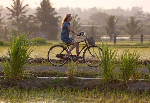Nữ nhân vật chính trong phim 'Eat, Pray, Love' đang chạy xe đạp trên con đường quê ở Bali. Ảnh: tft.ucla.edu 