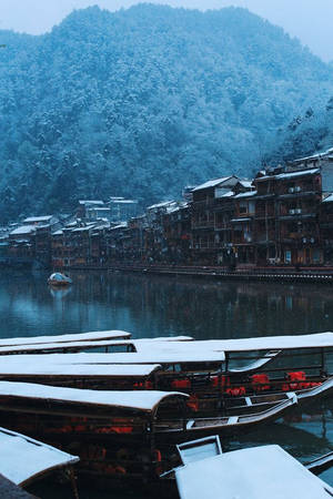 Tuyết rơi phủ kín những mái thuyền và cây cối trên sông Đà Giang.
